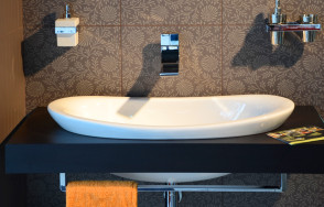 Designové umyvadlo vestavěné v dřevěné desce